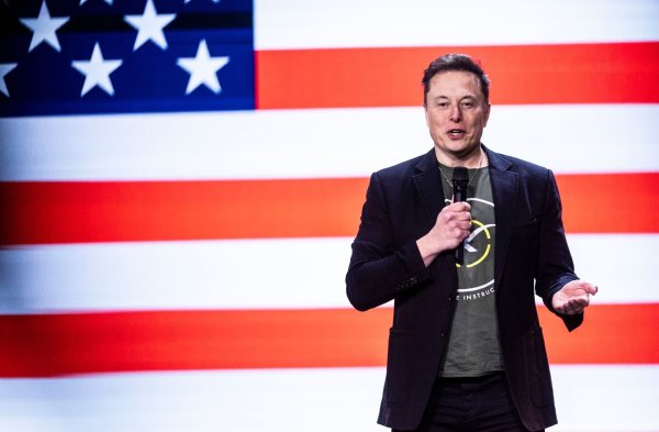 Elon Musk erhöht den Einsatz auf einen Wahlsieg von Donald Trump. (Archivbild) - © Sean Simmers/The Patriot-News/AP/dpa