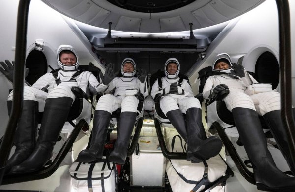 Dieses Foto zeigt den Roskosmos-Kosmonauten Alexander Grebenkin (l), die NASA-Astronauten Michael Barratt (2.v.l.), Matthew Dominick (2.v.r) und Jeanette Epps (r) im Inneren der Raumkapsel kurz nach deren Bergung. - © Joel Kowsky/NASA via AP/dpa