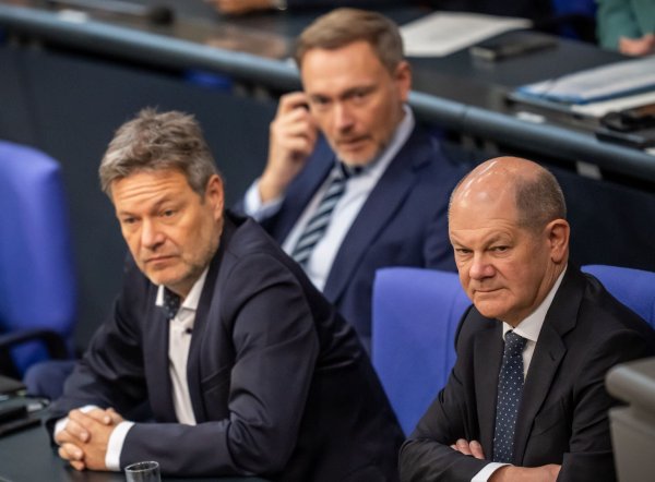 In der Ampel hakt es immer wieder. Finanzminister Lindner kritisiert nun das Auftreten der Koalition in der Wirtschaftspolitik - und geht Kanzler Olaf Scholz und Vizekanzler Robert Habeck direkt an. (Archivbild) - © Michael Kappeler/dpa