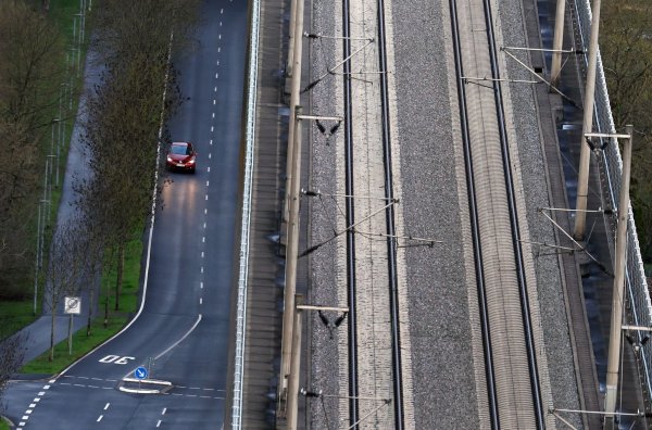 Das Auto bleibt in den nächsten Jahren das dominierende Verkehrsmittel. (Archivbild) - © Karl-Josef Hildenbrand/dpa