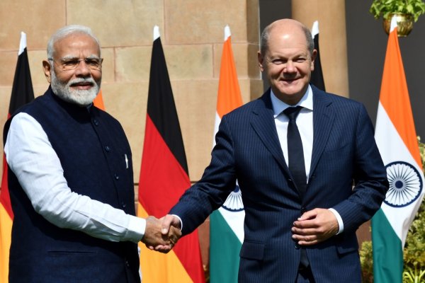Mit Putin war es eine Umarmung, mit Scholz ist es nur ein Händedruck. Trotzdem versteht sich der indische Premier mit seinem Gast aus Deutschland gut. - © Ravi Batra/ZUMA Press Wire/dpa