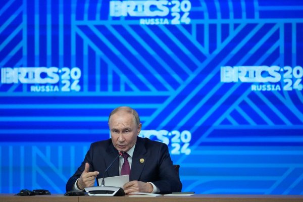 Putin sieht sich auf dem Brics-Gipfel gestärkt und in seinem Angriffskrieg auf dem Vormarsch. - © Alexander Zemlianichenko/AP/dpa