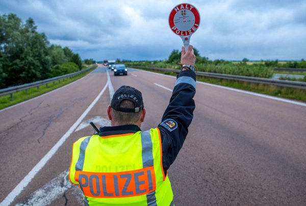 Die Polizei in Dortmund hat gleich mehrere Temposünder aus dem Verkehr gezogen. (Symbolbild) - © Jens Büttner/dpa/dpa-tmn