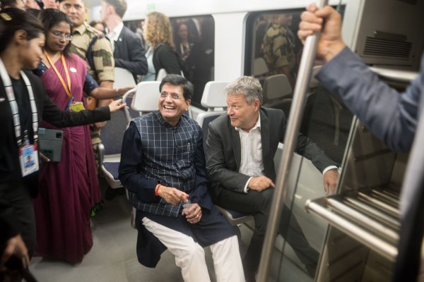 Piyush Goyal, Indiens Minister für Handel und Industrie und Wirtschaftsminister Robert Habeck nehmen die U-Bahn. - © Sebastian Christoph Gollnow/dpa