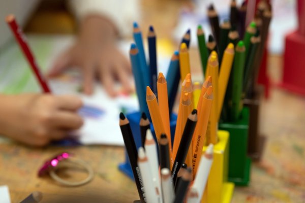 Schule ist ein zentraler Baustein für die Integration von Kindern mit Migrationshintergrund - in Nordrhein-Westfalen steigt ihr Anteil in den Klassenzimmern. (Symbolbild) - © Federico Gambarini/dpa