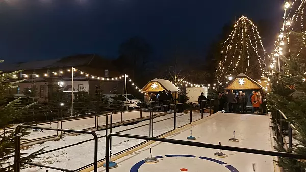 Das Eisstockschie&szlig;en findet in diesem Jahr wieder auf echtem Eis statt. - &copy; Lemgo Marketing