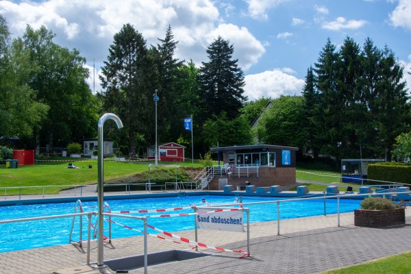 Wer im Freibad Hiddesen schwimmen gehen möchte, kann sich vorher online registrieren. - © Raphael Bartling