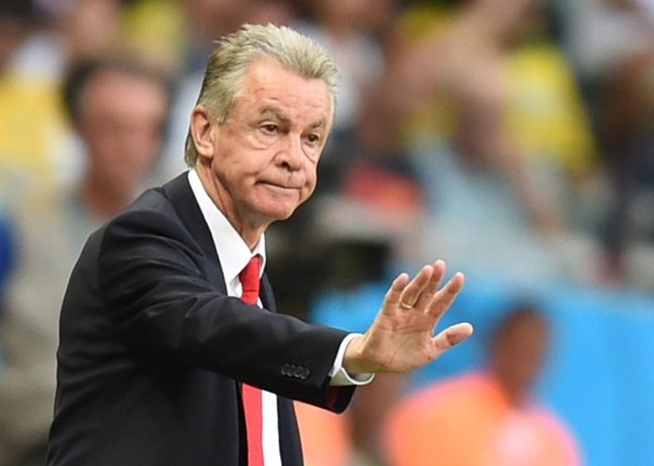 Der damalige Schweizer Nationaltrainer Ottmar Hitzfeld gestikuliert. Der frühere Coach von Borussia Dortmund reist nicht zum Champions-League-Finale. - © Marius Becker/dpa