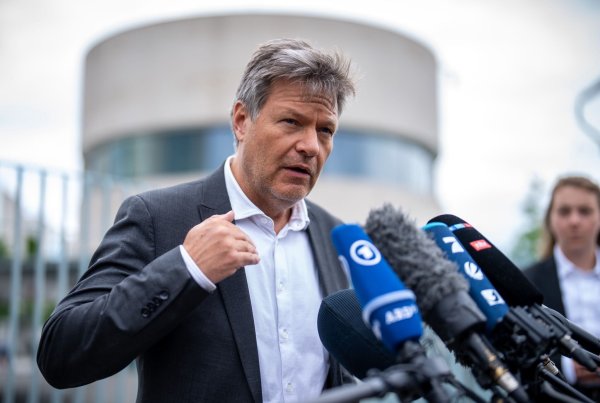 Bundeswirtschaftsminister Robert Habeck spricht bei einem Pressestatement. - © Michael Kappeler/dpa