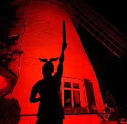 Alarmstufe rot: Auf diese Weise machen Gastronomen wie Holger Lemke in der Windmühle Fissenknick auf die prekäre Lage aufmerksam. - © Archivfoto: Holger Lemke