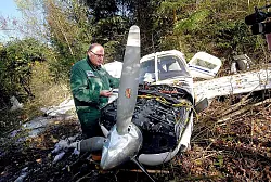 Robert Knoll (52) schraubt die Zündkerzen aus dem Motorblock der abgestürzten Maschine heraus. So kann er feststellen, ob es eventuell zu einer Fehlzündung gekommen war oder ob ein Zylinder womöglich nicht funktioniert haben könnte. Die Maschine ist völlig zerstört, die Polizei beziffert den Sachschaden auf 160.000 Euro. - © FOTO: RALF T. MISCHER