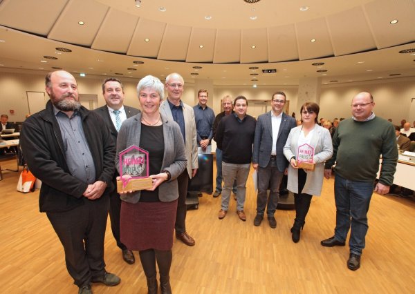 Heimatpreisvergabe im Kreishaus: (von links) Heino Rinne mit Landrat Dr. Axel Lehmann sowie Claudia Kosberg und Karl Heinz Kosberg von der Dorfgemeinschaft ExtertalBremke, Frank Drexhage und Heinz Walter aus Hörste sowie Dennis Thon, Jens Dressler, Melanie Hasselberg und Michael Grimmig vom Förderverein der Grundschule Lipperreihe. - © Vera Gerstendorf-Welle