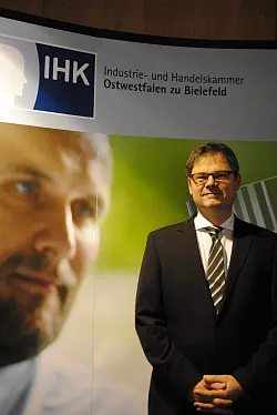 Vertrittdas Spitzencluster "It's OWL": Dr. Christoph von der Heiden, Geschäftsführer der Industrie- und Handelskammer Ostwestfalen zu Bielefeld. 
- © Nele Wehmöller