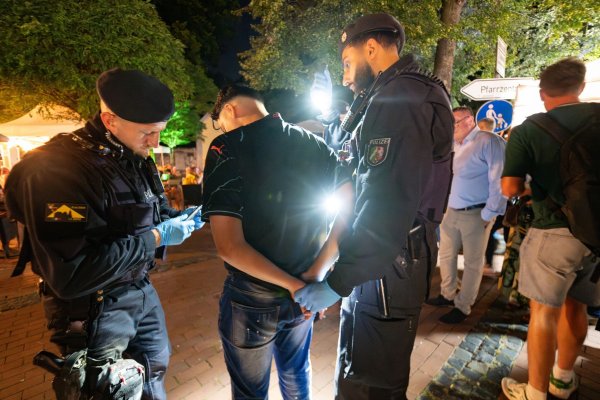 Mehr Polizei, mehr Kontrollen: Ministerpräsident Wüst und Innenminister Reul besuchen ein Bonner Volksfest. - © Benjamin Westhoff/dpa