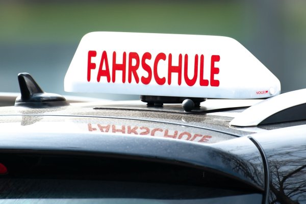 In NRW gibt nach Angaben der Tüv-Unternehmen keinen Fahrprüfermangel. (Illustration) - © Swen Pförtner/dpa