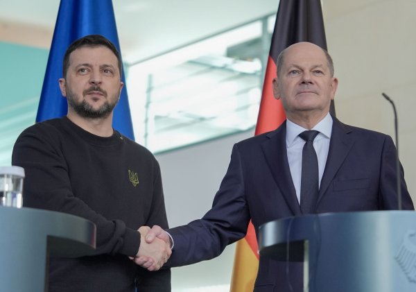 Bundeskanzler Olaf Scholz (rechts, SPD) ist für mehr diplomatische Bemühungen zur Beendigung des Ukraine-Kriegs und betonte sein gutes Verhältnis zum ukrainischen Präsidenten Wolodymyr Selenskyj. - © Michael Kappeler/dpa