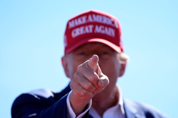 Die Unterstützung für Ex-Präsident Trump ist der Umfrage zufolge stabil. (Archivbild) - © Alex Brandon/AP/dpa