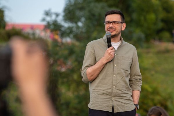 Ilja Jaschin bei einer Veranstaltung im Berliner Mauerpark kurz nach seiner Freilassung. Dort betonte er seine Solidarität mit der Ukraine. (Archivbild) - © Christophe Gateau/dpa