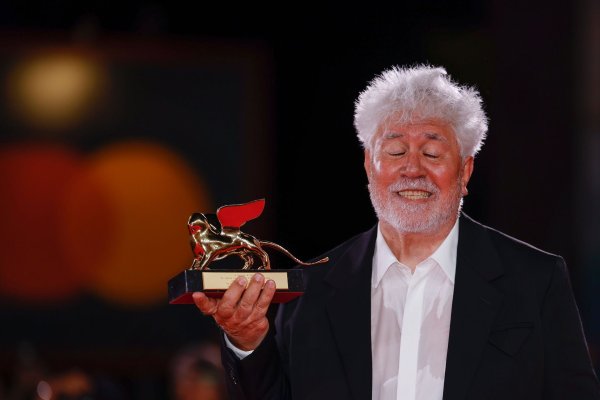 Pedro Almodóvar bricht in seinen Filmen oft Tabus. - © Vianney Le Caer/Invision/AP/dpa
