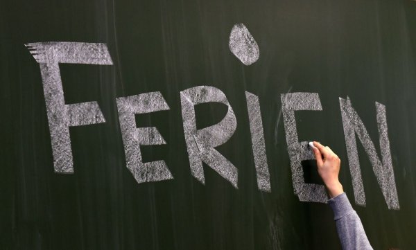 Als erste starten die Kinder in drei ostdeutschen Bundesländern. (Symbolbild) - © Ralf Hirschberger/dpa