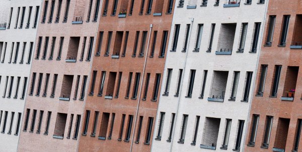 Vor allem in Ballungsräumen ist bezahlbarer Wohnraum knapp. (Archivbild) - © Julian Stratenschulte/dpa