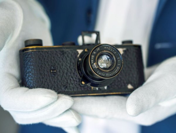 Ein über 100 Jahre alter Prototyp einer Leica-Kleinbildkamera ist bei einer Auktion für 7,2 Millionen Euro versteigert worden. - © Andreas Arnold/dpa