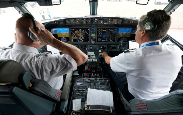 Zwei Piloten im Cockpit bedeuten mehr Sicherheit. - © LM Otero/AP/dpa