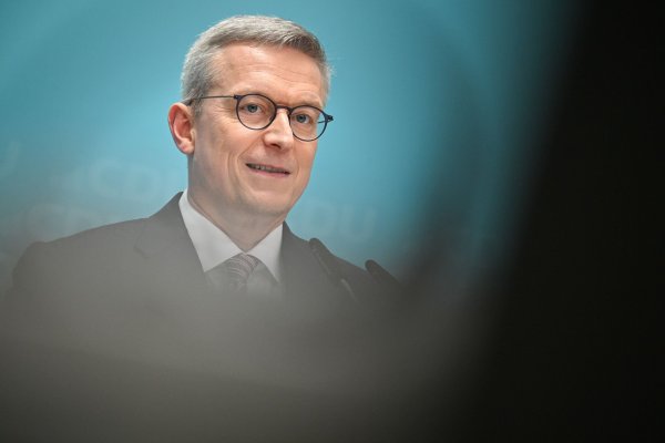 Digitalminister Wildberger hat sich dafür ausgesprochen, das europäische Digitalgesetz DSA konsequent durchzusetzen. (Archivbild) - © Sebastian Christoph Gollnow/dpa