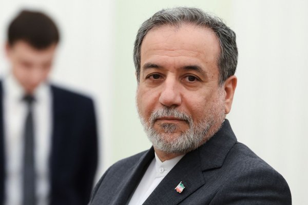 Der Iran prüft laut Außenminister Araghtschi, ob erneute Gespräche mit den USA im nationale Interesse sind. - © Alexander Kazakov/Pool Sputnik Kremlin/AP/dpa