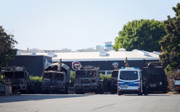 Sechs Bundeswehr-Fahrzeuge sind am Samstagabend in Erfurt in Brand geraten. (Archivbild) - © Martin Wichmann/WichmannTV/dpa