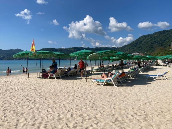 Auch nahe des bekannten Patong Beach wurde ein Sprengsatz gefunden. (Archivbild) - © Carola Frentzen/dpa