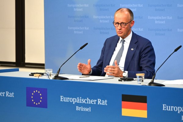 Kanzler Friedrich Merz sieht durch die US-Zölle deutsche Unternehmen in Gefahr. - © Ansgar Haase/dpa