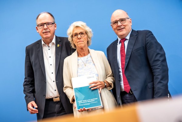 Die Mindestlohnkommission präsentiert das Mindestlohn-Ergebnis. - © Michael Kappeler/dpa