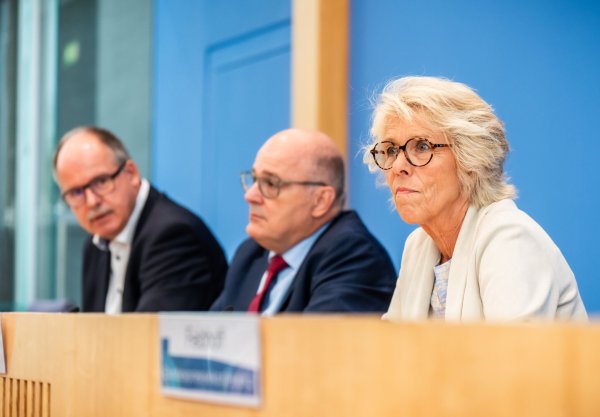 Kommissionschefin Christiane Schönefeld, Arbeitgeber-Verhandlungsführer Steffen Kampeter (M) und Gewerkschaftsverhandlungsführer Stefan Körzell sind sich einig beim Mindestlohn. - © Michael Kappeler/dpa