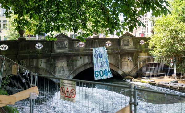 Seit dem Unfalltod einer Surferin am 17. April war die Eisbachwelle in München gesperrt. - © Leonie Asendorpf/dpa