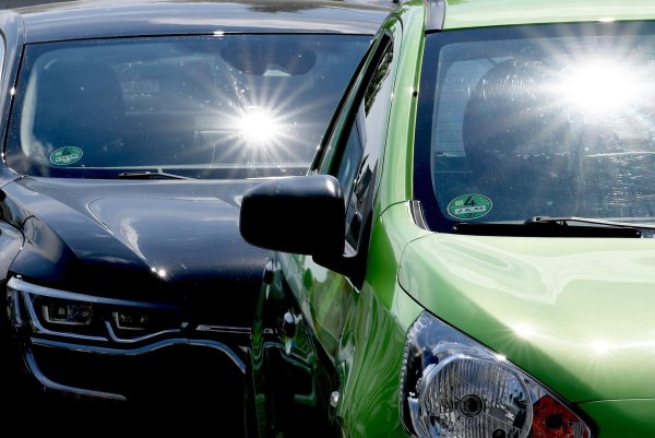 Als der Vater zu seinem im Auto vergessenen Zweijährigen eilte, war dieser bereits tot (Symbolbild). - © Britta Pedersen/dpa-Zentralbild/dpa-tmn