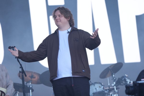 Lewis Capaldi bei seinem Auftritt auf der Pyramid-Stage während des Glastonbury-Festivals in Worthy Farm in Pilton (Somerset), England. - © Yui Mok/PA Wire/dpa