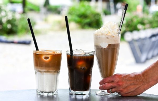 Iced Latte, Iced Coffee (also Kaffee mit Eiswürfeln) und klassischer Eiskaffee mit Vanilleeis und Sahne - präsentiert in einem Berliner Café. - © Jens Kalaene/dpa