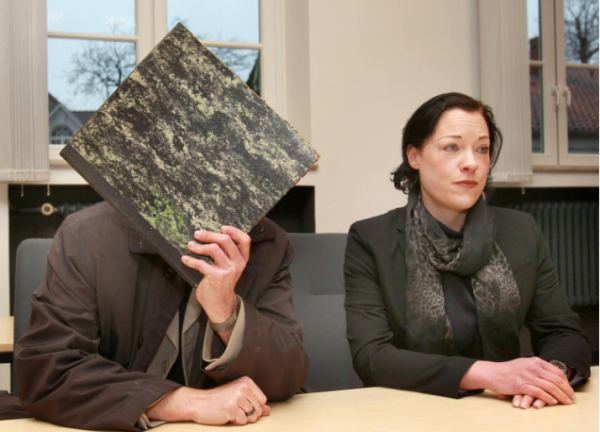 Versteckt hinter einem Ordner: Ex-Ratsherr Daniel B. und seine Rechtsanwältin Susanne Renner. - © Foto: Frank-Michael Kiel-Steinkamp