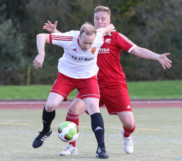 Verschafft sich Platz: Detmolds Torjäger Felix Buba (im Vordergrund) ist auch am Sonntag im Spiel gegen Avenwedde gefragt. - © Oliver König(LZ)
