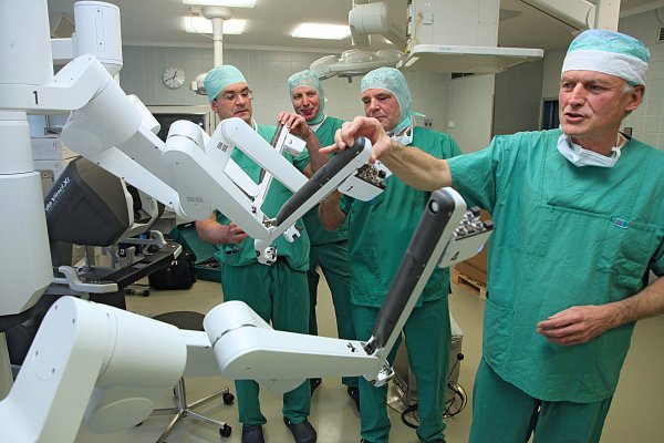 Nehmen den neuen „Kollegen Computer" in Augenschein: (von links) Michael Leitz, Oberarzt der Chirurgie, Dr. Johannes Hütte,  Karl-Heinz Nimczewski und Dr. Alfons Gunnemann. - © Vera Gerstendorf-Welle