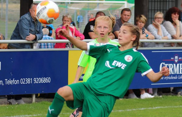 Den Ball immer im Blick: Carlotta Wamser im Dress der Lemgoer Stützpunktmannschaft. - © Sebastian Lucas