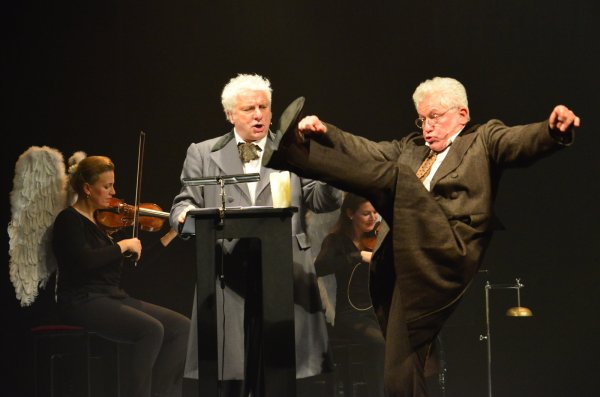 Und hoch das Bein: Udo Wachtveitl (links) und Miroslav Nemec bringen im ausverkauften Landestheater die Weihnachtsgeschichte nach Charles Dickens mit vollem Körpereinsatz auf die Bühne. - © André Gallisch