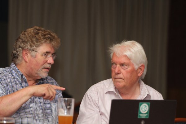 Im Dialog mit dem Vorsitzenden des Kreisfußball-Ausschuss: FuL-Kreis-Chef Werner Fritzensmeier (links) und Friedhelm Stickdorn. - © Sebastian Lucas