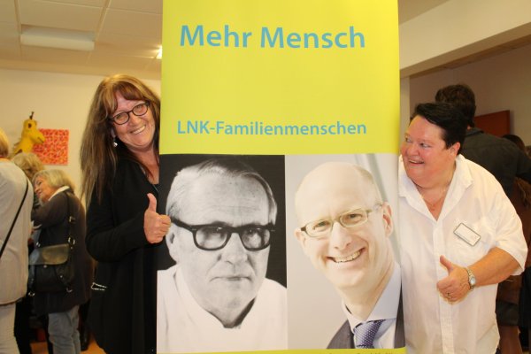 Lieben ihren Arbeitsplatz: Waltraud Szawo und Barbara Splinter (von links) sind seit 32 Jahren in der LNK beschäftigt. Auf Gründer Dr. med. Herbert Spernau sowie seinen Enkel Alexander Spernau (Plakat) halten sie große Stücke. - © Sandra Castrup