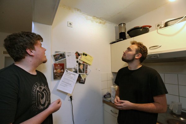 Jan Mick (links) und Tom Bernd, die in der Etage unter der Täterwohnung leben, betrachten am Mittwoch, 8. November 2017, den Wasserschaden an der Decke ihrer Küche. - © Repro: Bernhard Preuss