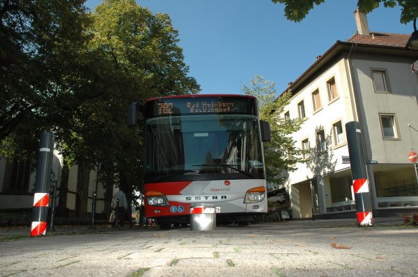 Der Poller fährt runter: Er gewährt damit freie Fahrt für diesen Bus. Ein interfraktioneller Arbeitskreis hat sich dafür ausgesprochen, die Mittelstraße nun wieder für den Durchgangsverkehr insgesamt zu öffnen. In welcher Form dies geschieht, ist jedoch noch offen. - © Manfred Brinkmeier