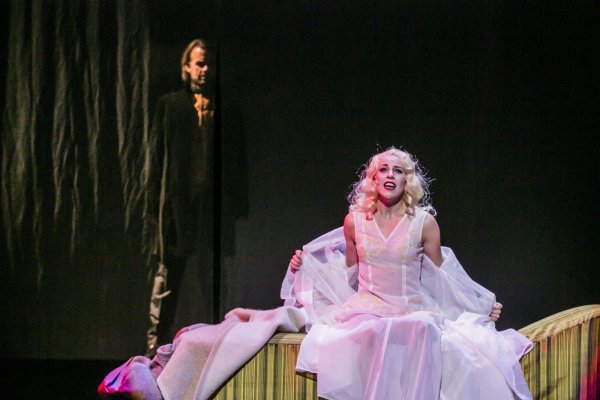 Für die Bühne geboren: Katrin Merkl als Lucy Westana in der Inszenierung "Dracula". - © Landestheater/Jochen Quast