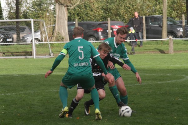 Gestoppt: Aspes Angreifer Marius Seipt (Mitte) gerät in die Fänge von Ahmsens Spielführer Tobias Frenzel und Philipp Schüler. - © Dietmar Welle
