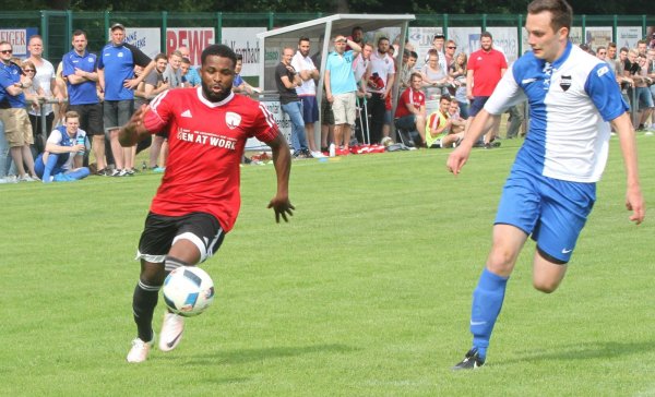 Schnell unterwegs: Bressa de Monteiro (links) beim Pokalsieg des Post-TSV Detmold gegen Jerxen im Juni in Augustdorf. - © Sebastian Lucas(LZ)